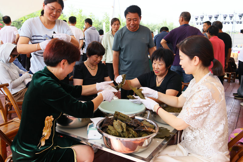 南陽市西峽縣舉辦屈原文化旅遊宣傳推廣月活動_fororder_村民在包粽子 攝影 王小軍.JPG