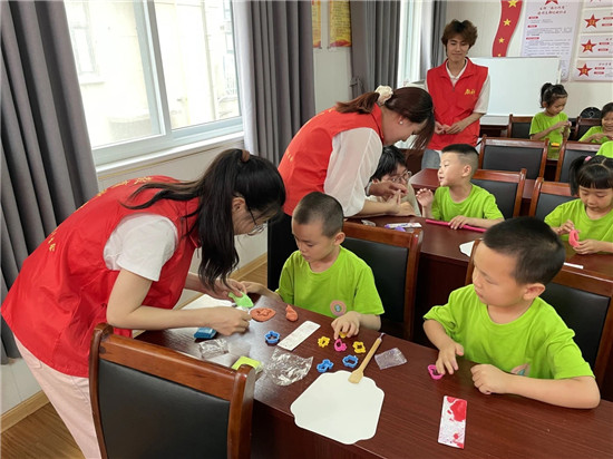 信陽市浉河區：“青”注活力 “城”就未來_fororder_大學生志願者走進社區