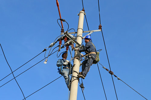 【河南供稿 帶電作業消缺無誤】平頂山石龍區供電公司：帶電作業除隱患 力保百姓用電無憂