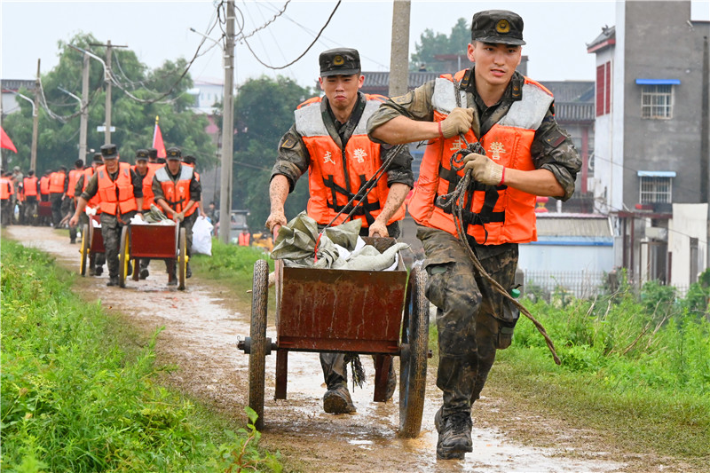 南陽市社旗縣：眾志成城防大汛_fororder_武警官兵搶運防汛沙袋 攝影 申鴻皓