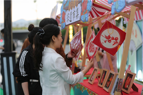 信陽市浉河區：“青”注活力 “城”就未來_fororder_非遺市集吸引年輕人駐足