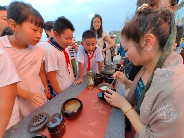 河南開封：逛非遺市集 品宋風古韻