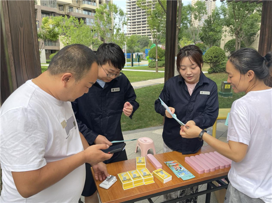 國網三門峽供電公司：“e起節電”共赴綠色未來_fororder_國網三門峽供電公司青年志願者進小區開展科學節能用電宣傳活動 攝影 袁亞瓊