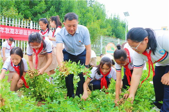 南陽市臥龍區：別開生面的“開學第一課”_fororder_師生在農耕園裏收穫花生 攝影 張珊