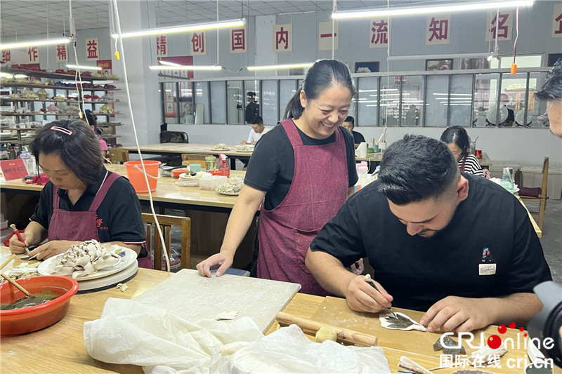 【何以中國 行走河南】在洛陽牡丹瓷博物館 開啟“國瓷國花”探秘之旅_fororder_外國朋友體驗牡丹瓷花葉製作