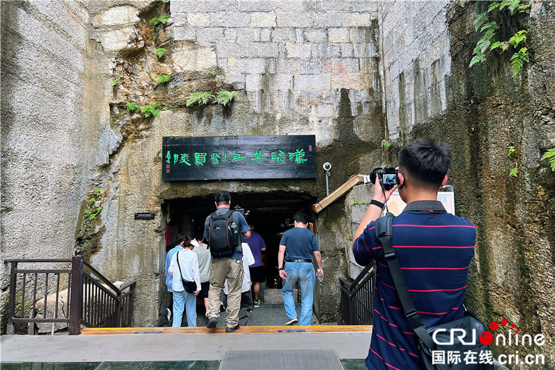 【何以中國 行走河南】芒碭山上探秘漢文化 感受文物活化新活力_fororder_採訪團進入梁共王劉買陵參觀拍攝