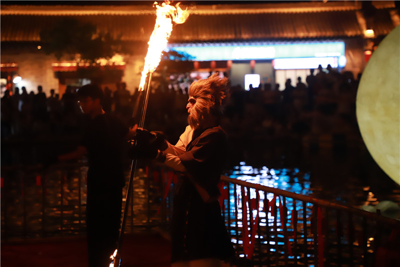 信陽市商城縣： 濃情中秋夜 逗街人氣旺_fororder_“黑神話悟空”扮演 李新春 攝