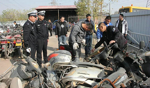 【河南供稿】三門峽澠池交警集中拆解793輛報廢車 杜絕隱患夯實責