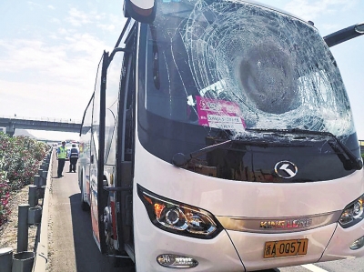 老家週口的大巴司機忍著傷痛 救下一車香港遊客