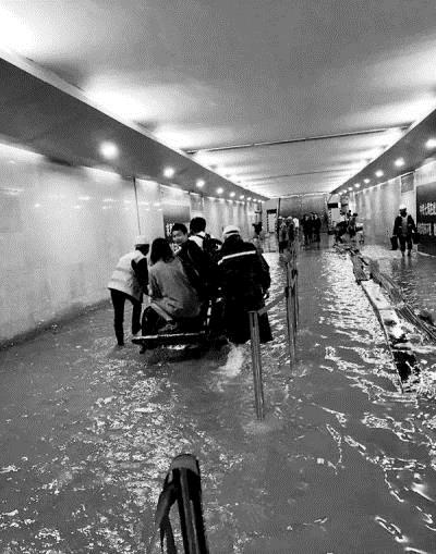 【河南在線-文字列表】河南部分地區連降大雨 南陽火車站地下通道變地下河