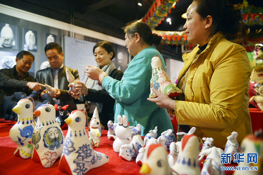 【城市遠洋+圖】【焦點圖-大圖】【移動端-輪播圖】“‘布’一樣的世界”非遺傳承展亮相鄭州