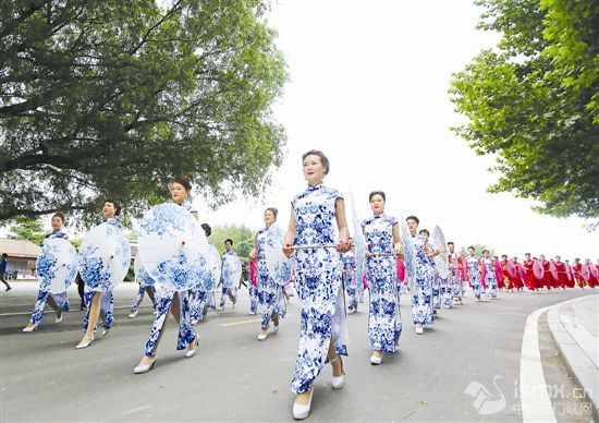 【三門峽專題】【黃河三門峽·美麗天鵝城】百人模特秀 喜迎“一節一會”