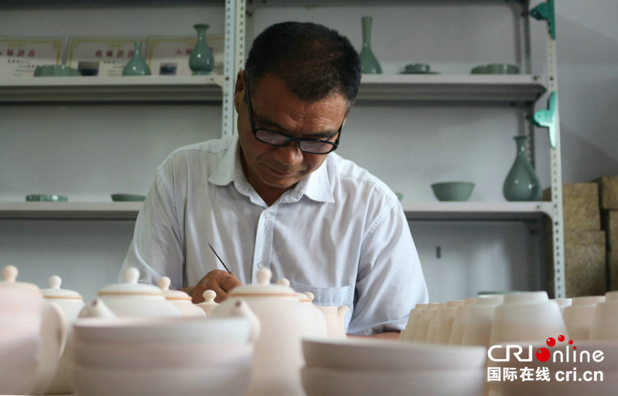 【焦點圖-大圖】【 移動端-焦點圖】【圖説2】河南清涼寺工藝瓷研究所：父女聯手傳承弘揚汝瓷文化