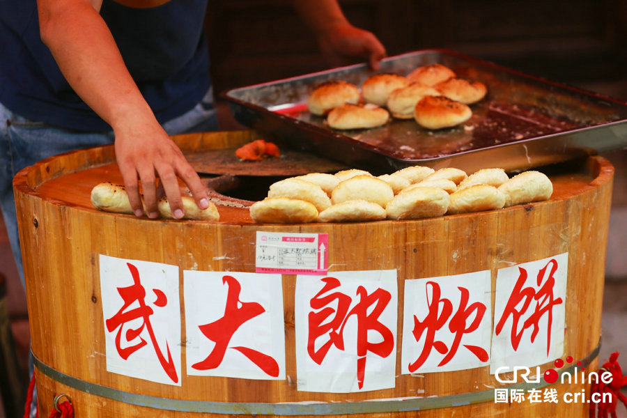 【焦點圖-大圖】【 移動端-焦點圖】【美食-圖片】【圖説3】【本網原創-文字列表】“武大郎”炊餅走紅開封朱仙鎮