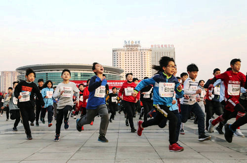 【河南原創】洛陽市元旦長跑迎新年 吸引國內外萬餘名選手參賽