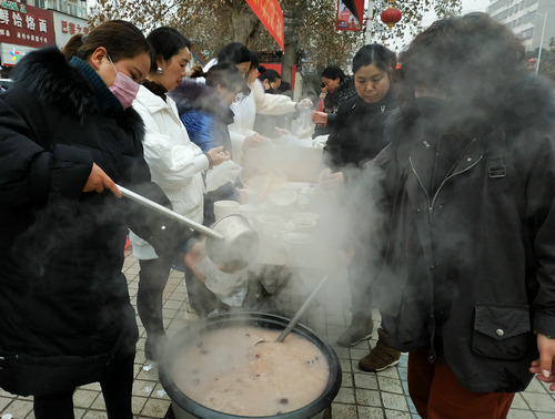 【河南供稿】平頂山市魯山縣愛心團體連續多年開展“臘八送粥”活動