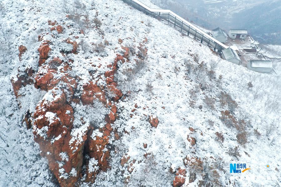 【城市遠洋】【焦點圖-大圖】【移動端-輪播圖】鄭州首雪 伏羲山仿佛“白色森林”