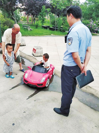 【親子-文字列表】3歲娃駕“保時捷”玩具車離家1公里