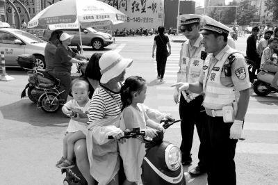 【要聞-文字列表】【河南在線-文字列表】【移動端-文字列表】鄭州警方近期嚴查電動自行車違法載人載物行為