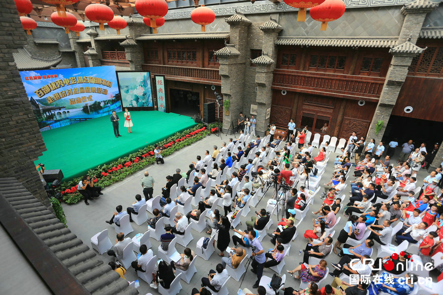 【焦點圖-大圖（頁面標題：“百部優秀電影走進啟封故園”公益放映活動）】【 移動端-焦點圖】 【圖説1】“百部優秀電影進名鎮、進農村”公益放映活動在開封啟動