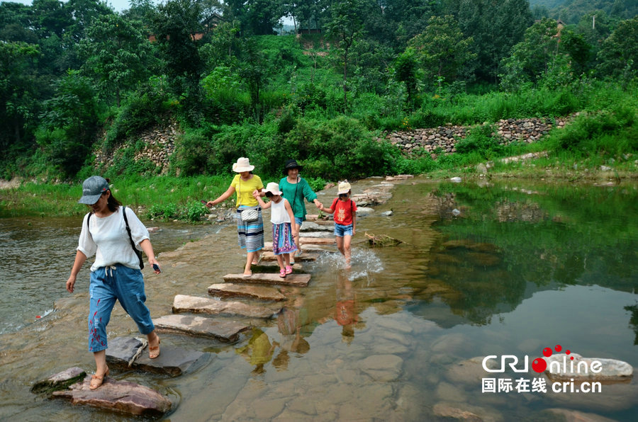 【焦點圖-大圖（頁面標題：濟源市民戲水九里溝納涼降溫）】【 移動端-焦點圖】【圖説2】“秋老虎”高溫難耐 濟源市民戲水九里溝 納涼降溫