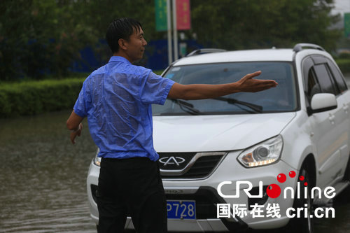 【河南在線-文字列表（頁面標題：河南淮陽“雷鋒哥”冒生命危險雨中“救”百輛轎車）】【移動端-文字列表】馬路積水成河 淮陽“雷鋒哥”冒生命危險雨中“救”百輛轎車