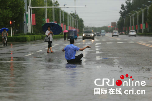 【河南在線-文字列表（頁面標題：河南淮陽“雷鋒哥”冒生命危險雨中“救”百輛轎車）】【移動端-文字列表】馬路積水成河 淮陽“雷鋒哥”冒生命危險雨中“救”百輛轎車