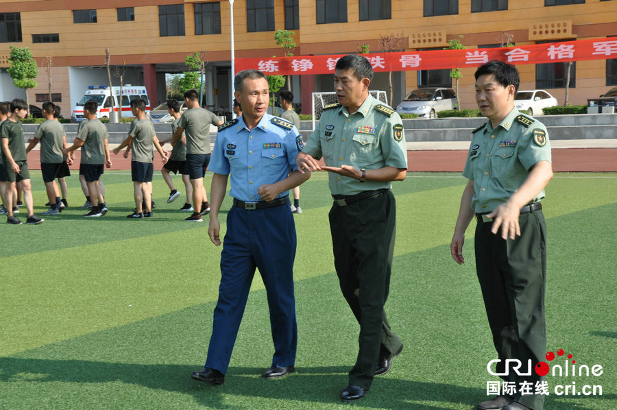 【河南在線-文字列表】【移動端-新聞列錶帶圖】南陽軍分區司令員季陵到鄧州檢查役前集訓工作