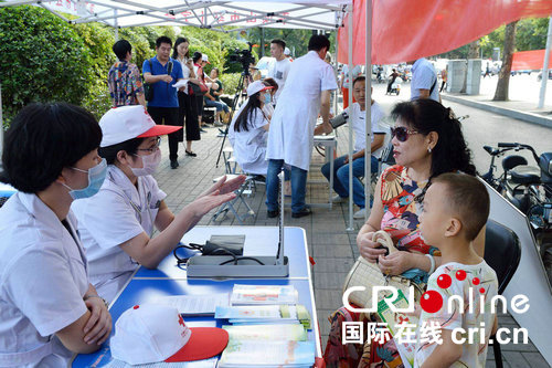 【河南在線-文字列表（頁面標題：平頂山市衛東區：紅十字會走上街頭宣傳應急救護知識）】【移動端-文字列表】平頂山市衛東區：紅十字會志願者走上街頭進行應急救護知識宣傳