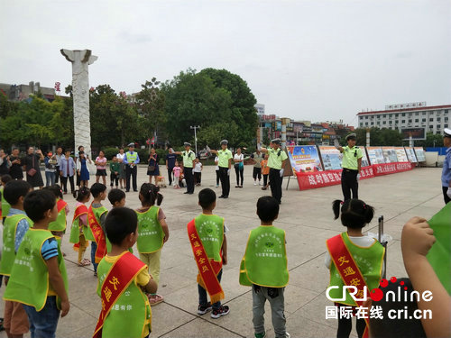 【河南在線-文字列表】【移動端-文字列表】河南鄧州交警開展“小手拉大手”安全出行活動