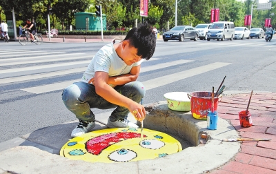 【河南在線-文字列表】【移動端-圖片新聞列表】鄭州推行“路長制”為配電箱、井蓋披“彩衣”