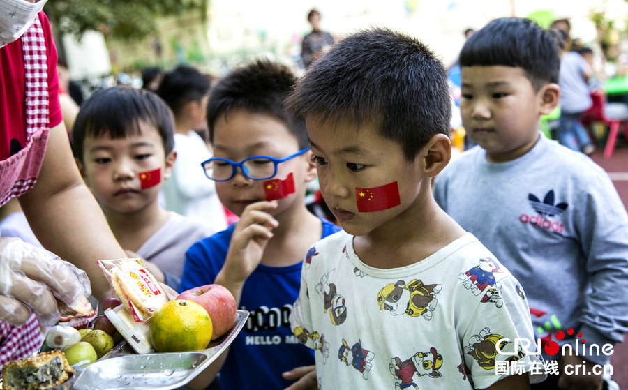 【焦點圖-大圖（頁面標題：新鄉市衛濱區向日葵幼兒園開展慶祝活動）】【河南在線-文字列表（頁面標題：新鄉市衛濱區向日葵幼兒園開展慶祝活動）】新鄉市衛濱區向日葵幼兒園開展“喜迎國慶 歡度中秋”慶祝活動