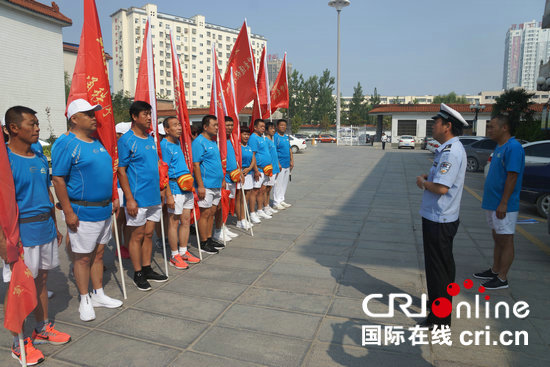 【河南在線-文字列表（頁面標題：河南商丘交警開展“文明交通健步同行”活動）】【移動端-文字列表】河南商丘交警開展“文明交通健步同行”活動暨授旗儀式