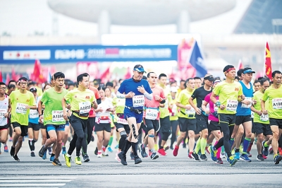 【要聞-文字列表+摘要】【移動端-圖片新聞列表】2018年鄭州炎黃國際馬拉松賽鳴槍開賽