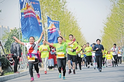 【要聞-文字列表+摘要】【移動端-圖片新聞列表】2018年鄭州炎黃國際馬拉松賽鳴槍開賽