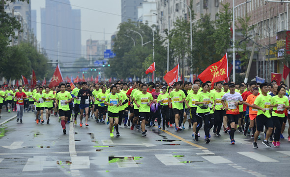 2018年鄭州炎黃國際馬拉松賽在惠濟鳴槍開賽_fororder_微信圖片_20181024165648_副本