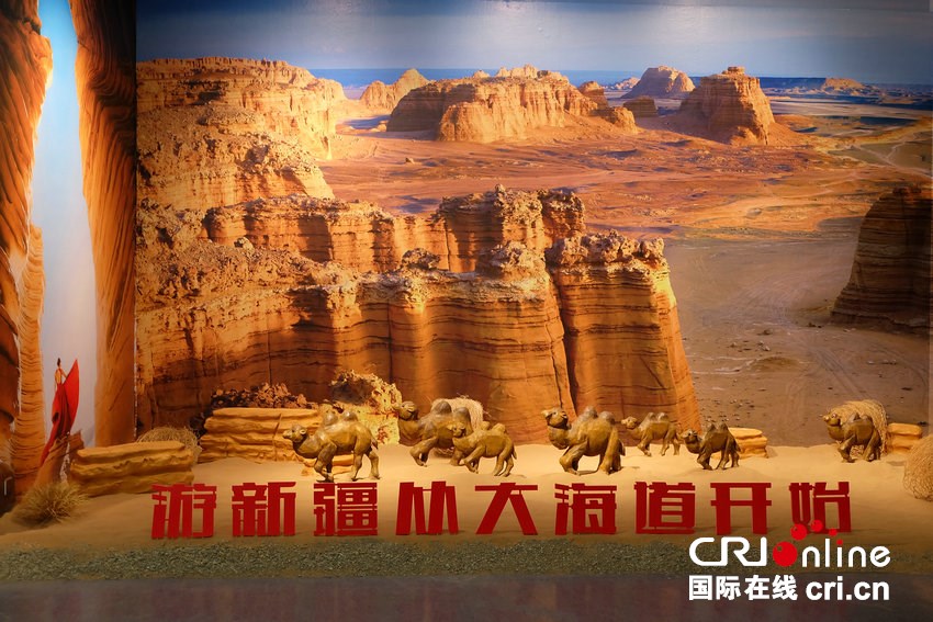 熱烈慶祝新疆維吾爾自治區成立70週年暨豫疆各民族交往交流交融（河南援疆）展在河南啟幕_fororder_展會現場巨幅圖 攝影 張子涵.JPG