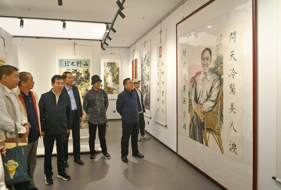 著名作家齊聚河南西峽 文學力量直達基層一線_fororder_作家參觀喬典運文學館 攝影 張峰