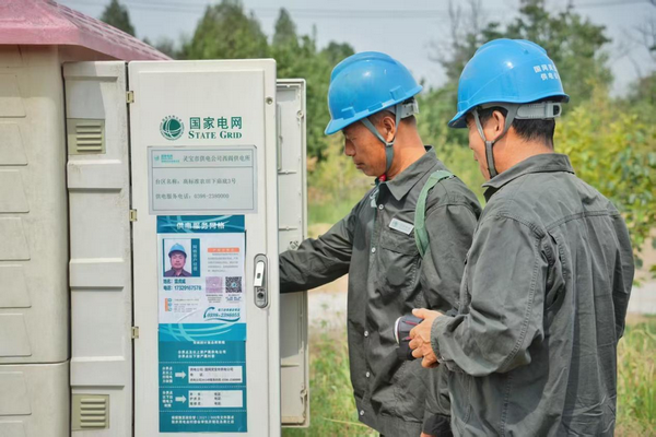 國網三門峽供電公司：以“五星”支部創建為抓手 打造美麗新農村_fororder_國網三門峽供電公司對果園排灌系統供電設施開展巡視檢查 攝影 李策