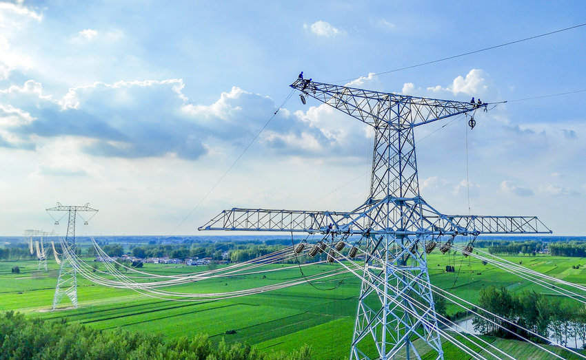 河南送變電公司：戰高溫 保進度 電網建設不停步_fororder_7月12日，在河南上蔡縣±800千伏陜皖特高壓工程豫5標段，河南送變電建設有限公司職工頭頂烈日冒著近40度的高溫，進行跨越大高速架線施工（王存芳）.JPG