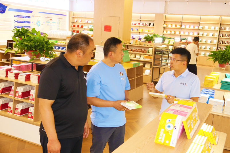 南陽市臥龍區：艾草企業生産忙_fororder_員工向客戶介紹産品 攝影 王小軍.JPG