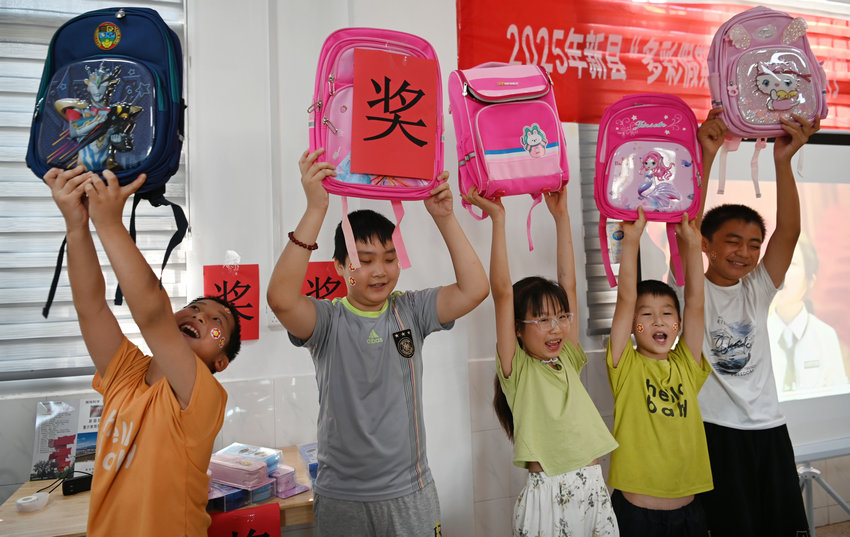 信陽市新縣：書香伴暑假 閱讀潤童心_fororder_孩子們領到獎品，開心極了（焦漢平 攝）