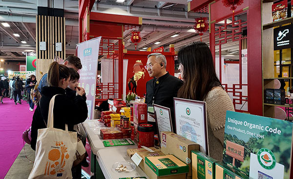 中國山藥香飄塞納河 “張寶山”隨團亮相巴黎農博會_fororder_展會現場 攝影 張茗涵