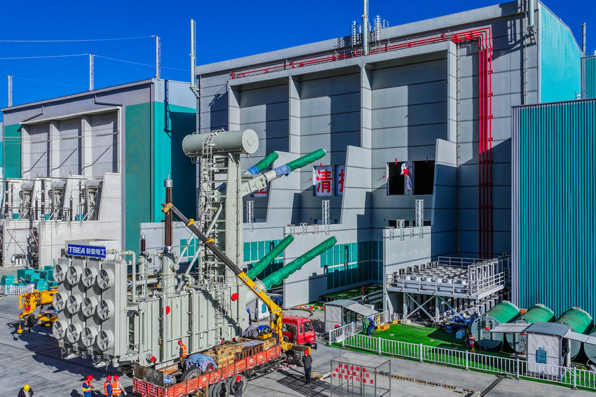 電力天路再升級 拉薩換流站擴建工程全面竣工_fororder_換流變壓器安裝施工