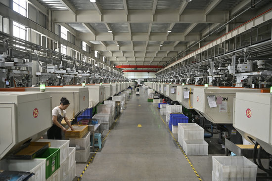 南陽市新野縣：不懼“烤”驗 高溫之下忙生産_fororder_河南磊展科技有限公司智慧化注塑産線 攝影 張峰