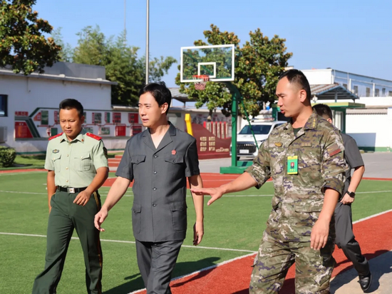 河南省封丘縣人民法院開展“八一”走訪慰問暨“送法進軍營”活動_fororder_圖片3