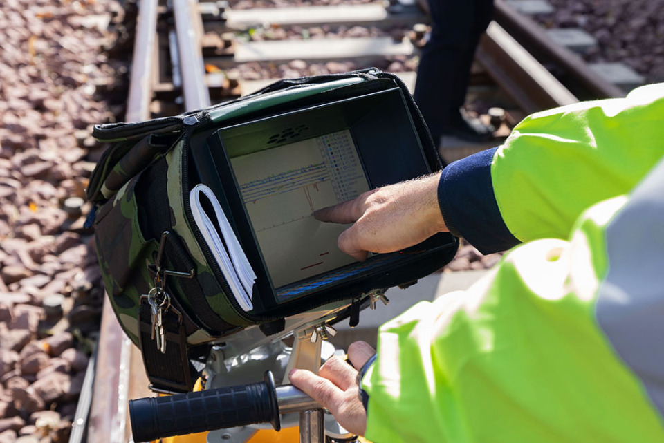 【中國夢·大國工匠篇】徐鵬：24年躬耕毫釐間 當好鋼軌“把脈問診”人