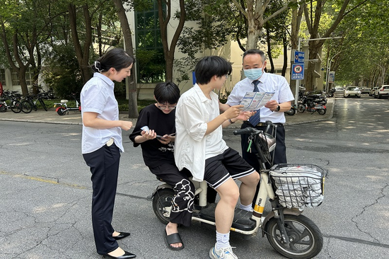 工行河南省分行積極開展防範非法金融活動宣傳_fororder_圖片4