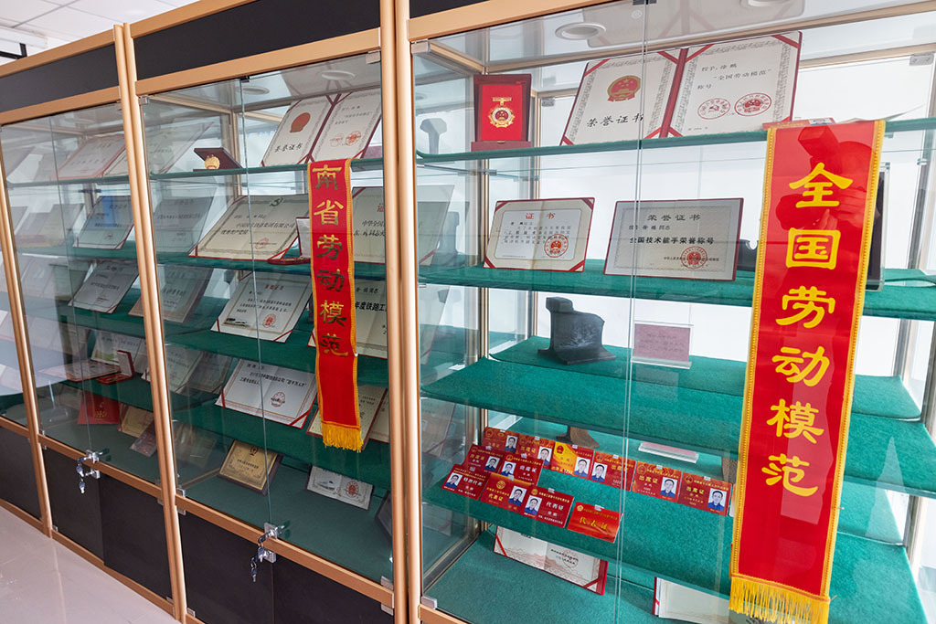 【中國夢·大國工匠篇】徐鵬：24年躬耕毫釐間 當好鋼軌“把脈問診”人