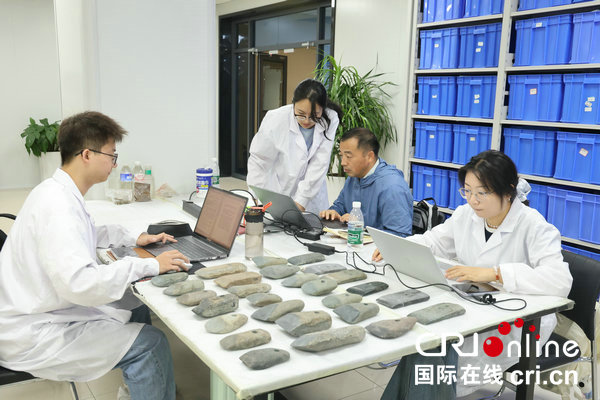 【青春華章·豫你同行】鄭州大學：考古發現厚植文化自信 思政“金課”培育時代新人_fororder_“中華源”考古實驗室成員在各自忙碌 攝影 張雨晴.JPG
